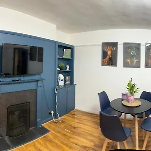 Elegant 2 Bedroom Flat In Chiswick Near Tube Stations Apartment London