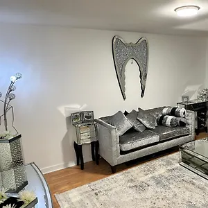 Cozy Spacious 1 Bedroom Flat *