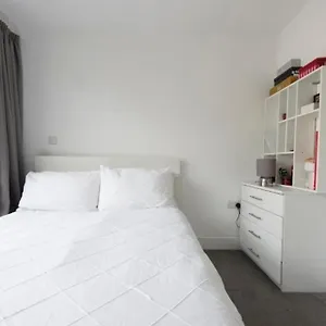 Apartment Modern Large 2 Bed Near Station London