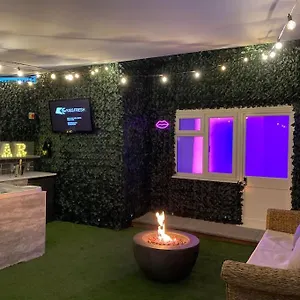 Luxury Urban Hideaway With Private Hot Tub & Pole Apartment