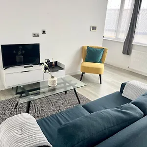 Apartment Modern Two Bedroom With Super Fast Wifi *