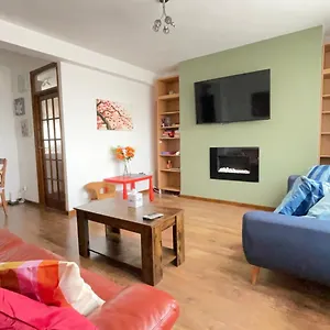 2 Bedrooms 2 Stations London