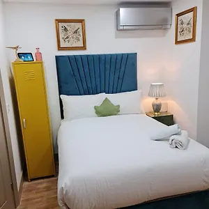 Apartment Studio-sleeps 2-garden-30 Min Ldn London