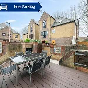 Apartment Glamorous 2br House, Outdoor Space & Free Parking