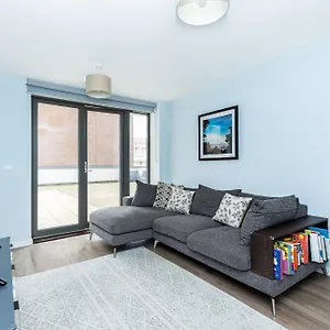Apartment Modern 2br Wpatio & Free Parking, Canning Town London