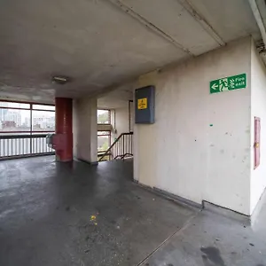 Livestay-three Bed With Balcony Apartment