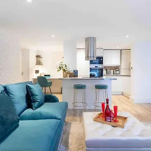 Apartment Luxury 2 Bedroom With Private Terrace & Parking - Wanstead, Escape In London