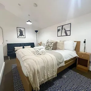 Camden Loft Apartment- 3 *