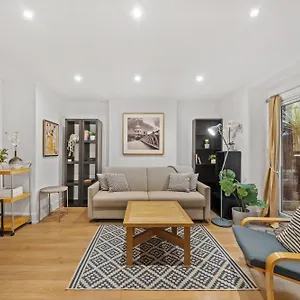 2 Bedroom Garden Flat In W Kensington London