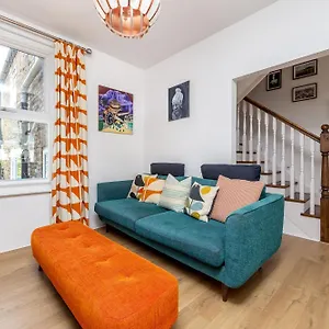 Chic Semi-detached House With A Private Garden, Se *
