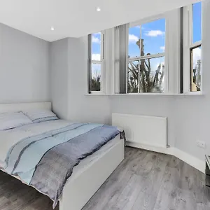 Apartment Your Cosy Modern 2 Double Bedroom Full Kitchen & Parking 5 Min Walk To Station