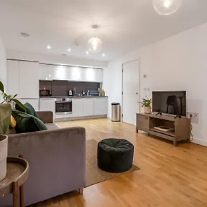 Modern In West London Апартаменты *