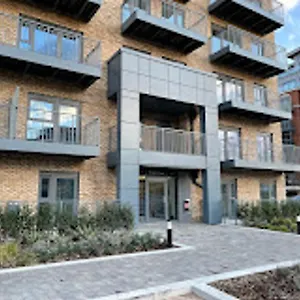 London - - Sleeps 2 - Garden - Pool Appartamento *