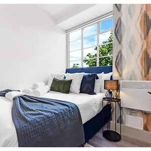 Modern Comforts 2 Bd Flat - Sleeps 5 Appartamento