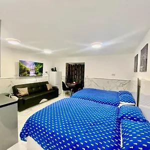 Apartment The Royal Boutique Studio By Heathrow Sleep 4