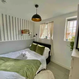 One Bedroom Putney Village Flat * Λονδίνο