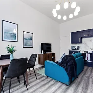 Fabulous One Bedroom Flat With Private Garden Apartment *