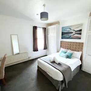 Newly Refurbished 2 Bedroom Flat - Long Avl