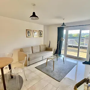 Captivating 1-bed Greater London Apartment