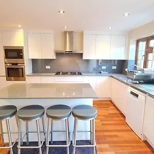 Luxury London House Sleeps X 16, Free Parking, Free Wifi, Garden Patio, Close To Tube Line Easy Access To London Casa vacanze