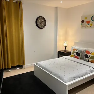 Modern En-suite And Self Catering In Homestay London