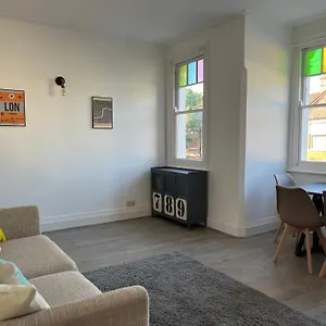 Bright And Stylish 2 Bedroom First Floor Flat *