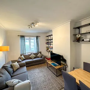 2 Bed Flat - Short Walk From Brent Cross Station *