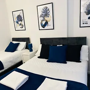 Apartment Lovely 4 Bedroom House With 2 Bathroom, Garden And Private Parking