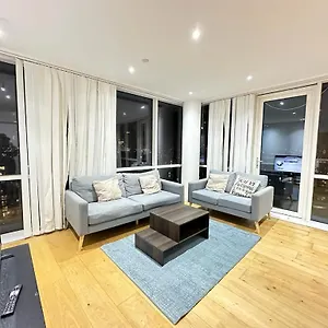 Luxury 2 Bedroom Penthouse Near * London