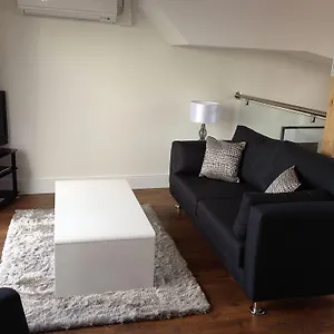 Max Serviced Commercial Road Apartment London