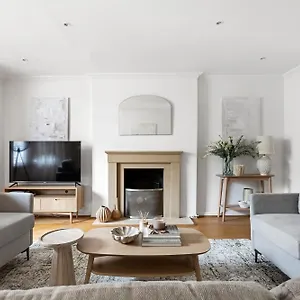 Stylish 2 Bed 2 Bath - Private Garden Apartment *
