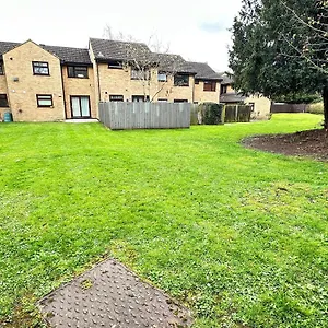 2 Bedroom Flat Or Near Heathrow With Garden Apartment *