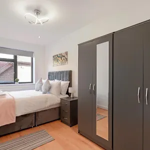 Modern Comfort Two Bedrooms Flat, Cr5 *