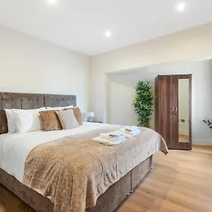 Modern One-bedroom Flat In Morden Sm4, London Apartment
