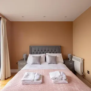 Apartment Charming One-bedroom Retreat In Kingston Kt2, London *