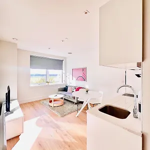 Apartment Luxx & Suites, London Heathrow Airport, Terminal 4, Piccadilly Underground Train Station Nearby! Hillingdon