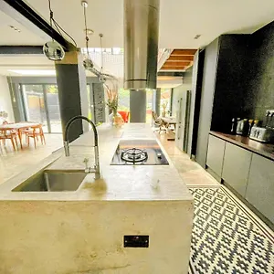 Holiday home Remarkable 7-bed House In London