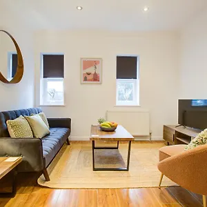 Beautiful Two Bedroom With Free Parking! Apartment Romford
