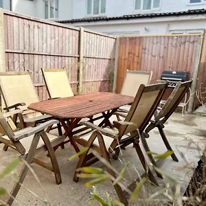 Tranquil Oasis Stylish & Spacious 7bed Maisonette *
