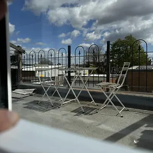 Brand New Suit 10 Min To Walk Central Line! Homestay *