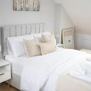 Apartment Oakleigh House, 3 Bedroom, Free Parking