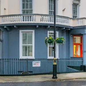 Oyo Townhouse New England, Victoria London