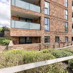 Stylish & Comfortable Top-floor Flat In Harrow Appartement *