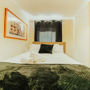 Luxury Riverview 2bed Apt- 5 Mins From Excel London, Canary Wharf, 02 Arena - Free Parking - Playstation 4 Provided *