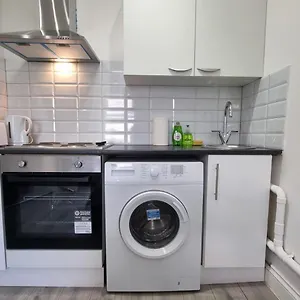 Studio For 2 Person Next To Woodgreen Apartment *