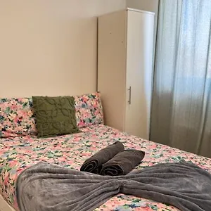 Flat In Acton Appartamento *