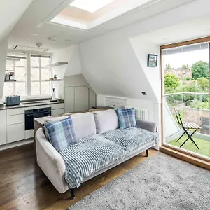 Sleek And Stylish 1bd With Balcony, Hammersmith *