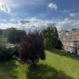 Leafy Sanctuary In Putney Apartment London