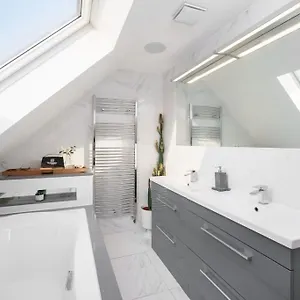 Villa Beautiful 4 Bed Immaculate Condition Refurbished *