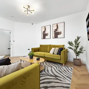Luxury 4 Bed With Good Transport Links Apartment Harrow